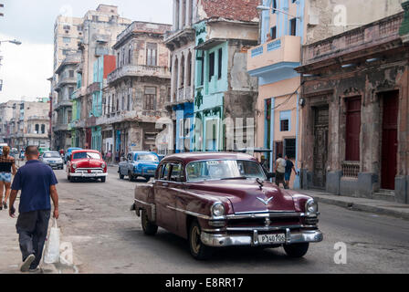 Eine typische Straßenszene mit alten amerikanischen Autos in einem zentralen Stadtteil von Downtown Old Havanna. Stockfoto