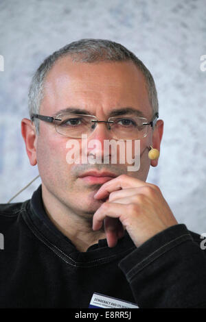 Prag, Tschechische Republik. 13. Oktober 2014. Ehemaligen russischen Öl-Tycoon und politische Gefangene Mikhail Khodorkovsky besucht die Forum 2000-Konferenz in Prag, Tschechische Republik, im 13. Oktober 2014. Forum 2000 Konferenz verfolgt den Erbe des späten tschechischen Präsident Vaclav Havel durch die Werte der Demokratie und der Achtung der Menschenrechte zu unterstützen. Stockfoto