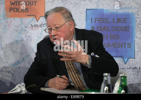 Prag, Tschechische Republik. 13. Oktober 2014. Litauische konservativer Politiker und Mitglied des Europäischen Parlaments Vytautas Landsbergis, der das erste Staatsoberhaupt Litauens nach seiner Unabhängigkeitserklärung aus der Sowjetunion war, spricht auf der Forum 2000-Konferenz in Prag, Tschechische Republik, im 13. Oktober 2014. Forum 2000 Konferenz verfolgt den Erbe des späten tschechischen Präsident Vaclav Havel durch die Werte der Demokratie und der Achtung der Menschenrechte zu unterstützen. Stockfoto