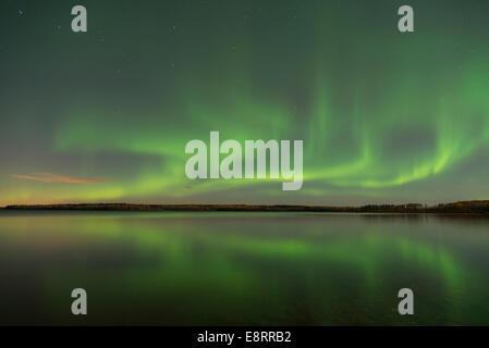 Nordlichter im Wasser spiegelt. Stockfoto