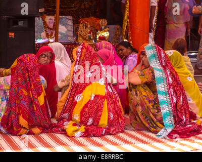 Rajasthani Frauengruppe in Rishikesh, Indien Stockfoto