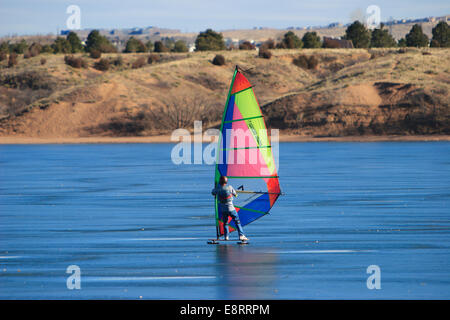 Littleton, CO - ein Eis-Segler über Chatfield Stausee auf dem gefrorenen Eis navigieren. Stockfoto