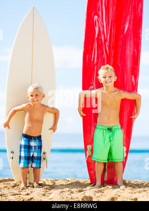 Jungen mit Surfbrettern am Strand von Hawaii. Gehen surfen. Stockfoto