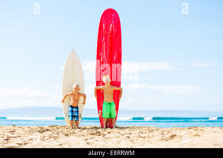 Jungen mit Surfbrettern am Strand von Hawaii. Gehen surfen. Stockfoto