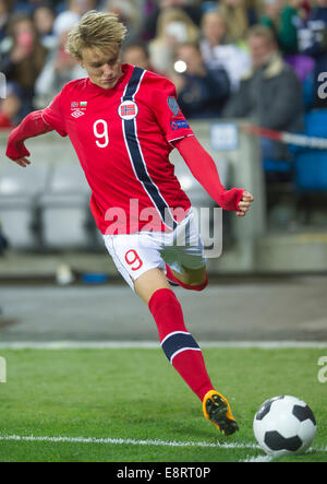 Oslo, Norwegen. 14. Oktober 2014. UEFA Euro 2016 Qualifikation Gruppe H Norwegen Verus Bulgarien. Martin Odegaard Norwegens in Aktion während das Länderspiel zwischen Norwegen und Bulgarien im Ullevaal-Stadion in Oslo, Norwegen. Bildnachweis: Action Plus Sport Bilder/Alamy Live News Stockfoto