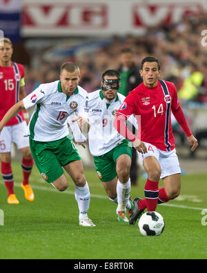 Oslo, Norwegen. 14. Oktober 2014. UEFA Euro 2016 Qualifikation Gruppe H, Norwegen Verus Bulgarien. Omar Elabdellaoui von Norwegen hält eine Herausforderungen von Ventsislav Hristov Bulgariens, Ivelin Popov von Bulgarien während das Länderspiel zwischen Norwegen und Bulgarien im Ullevaal-Stadion in Oslo, Norwegen. Bildnachweis: Action Plus Sport Bilder/Alamy Live News Stockfoto