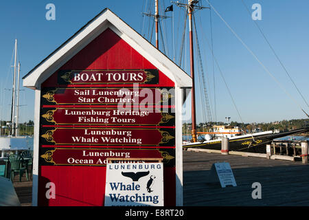 Bootstouren zu unterzeichnen, in Lunenburg - Nova Scotia, Kanada Stockfoto