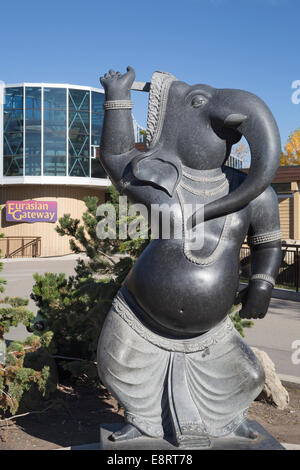 Elefanten-Statue, modelliert nach dem hinduistischen Gott Ganesha tanzen, handgeschnitzten aus indischen schwarzen Granit. Stockfoto