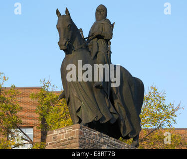 Bronzestatue von Robert dem Bruce König der Schotten zu Pferd, die an die Schlacht von Bannockburn erinnert. Sowohl Mann als auch Pferd tragen eine Ganzkörperpanzerung. Stockfoto