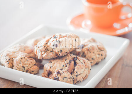 Closeup gemischt Nuss Cookies mit Mini orange Kaffeetasse, Foto Stockfoto