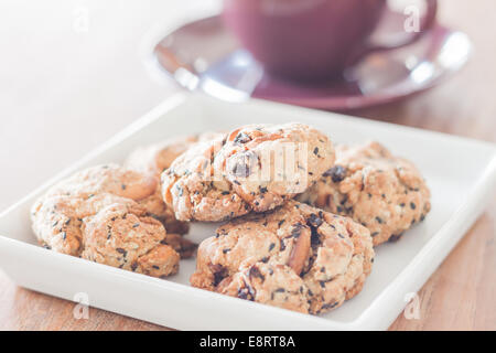 Closeup gemischt Nuss Cookies mit violetten Kaffeetasse, Foto Stockfoto