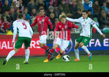 Oslo, Norwegen. 14. Oktober 2014. UEFA Euro 2016 Qualifikation Gruppe H Norwegen Verus Bulgarien. Martin Odegaard Norwegens (c) in Aktion während das Länderspiel zwischen Norwegen und Bulgarien im Ullevaal-Stadion in Oslo, Norwegen. Bildnachweis: Action Plus Sport Bilder/Alamy Live News Stockfoto