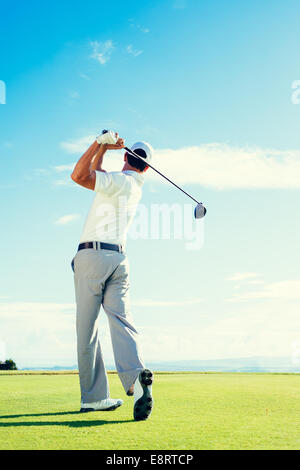 Golfer spielen auf wunderschönen Golfplatz Stockfoto