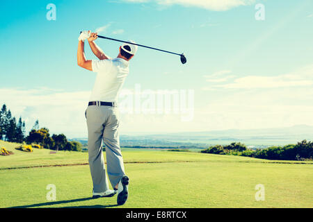 Golfer schlagen Golf im Urlaub mit Club am wunderschönen Golfplatz erschossen Stockfoto