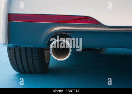 Auspuffrohr ein weißes Auto auf blauen Teppich Stockfoto