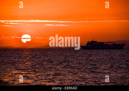 Schöne Fidschi Landschaft rot Sommer Sonne Sonnenuntergang Urlaub Wasser spektakulär Stockfoto