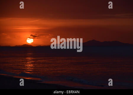 Schöne Fidschi Landschaft rot Sommer Sonne Sonnenuntergang Urlaub Wasser spektakulär Stockfoto