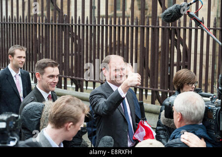 Parliament Square, London, UK. 13. Oktober 2014. Die UKIP MP Douglas Carswell kommt zu den Houses of Parliament. Stockfoto