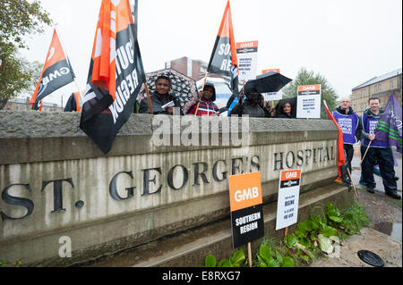 St.-Georgs Hospital, Tooting, London, UK. 13. Oktober 2014. NHS Arbeitnehmer, einschließlich Krankenschwestern, Hebammen, Träger und Krankenwagen Personal, nehmen Teil an einem vier-Stunden-Streik am St.-Georgs Hospital in Süd-west London im Rahmen von Arbeitskämpfen bewirken vor allem England. Bildnachweis: Lee Thomas/Alamy Live-Nachrichten Stockfoto