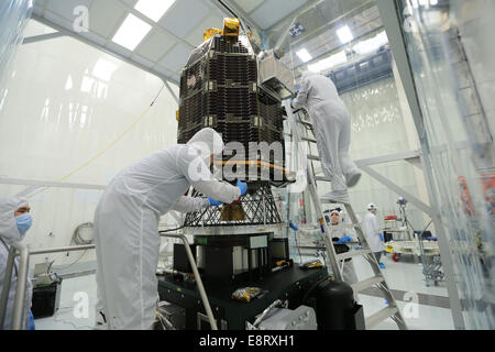 Die LADEE-Raumsonde, die zur Untersuchung der Mondatmosphäre und des Staubs entwickelt wurde, wird vor dem geplanten Start im Reinraum der Wallops Flight Facility der NASA vorbereitet. Diese Mission zielt darauf ab, die Exosphäre des Mondes besser zu verstehen. Stockfoto