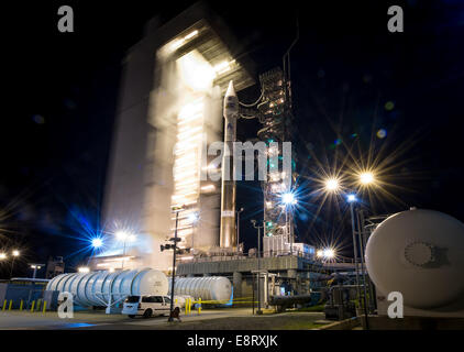 Der Turm Startrampe SLC-3 wird ein Rollback um zu offenbaren die United Launch Alliance (ULA) Atlas-V-Rakete mit Landsat Daten Con Stockfoto