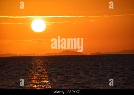 Schöne Fidschi Landschaft rot Sommer Sonne Sonnenuntergang Urlaub Wasser spektakulär Stockfoto