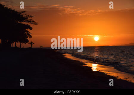 Schöne Fidschi Landschaft rot Sommer Sonne Sonnenuntergang Urlaub Wasser spektakulär Stockfoto