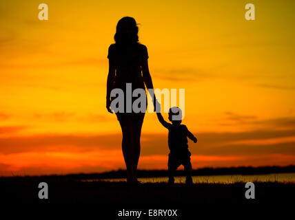 Attraktive junge Mutter auf dem Spaziergang mit baby Stockfoto
