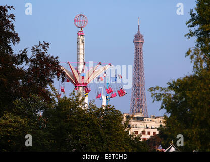 Karussell vor dem Eiffelturm in Paris, Frankreich Stockfoto