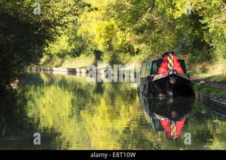 Narrowboat auf dem Oxfordshire-Kanal im Spätsommer. Oxfordshire, England Stockfoto