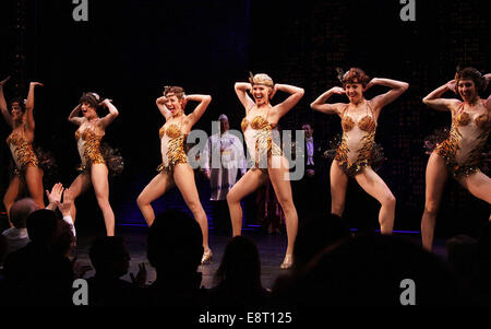 Premiere der musikalischen Bullets Over Broadway im St. James Theatre - Vorhang.  Mitwirkende: wo gegossen: New York, New York, Vereinigte Staaten von Amerika bei: 10. April 2014 Stockfoto