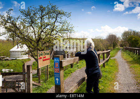 Großbritannien, England, Devon, East Yard, Besucher, die Ruhe im Obstgarten Café und Bunkhouse auf Tarka Trail Stockfoto