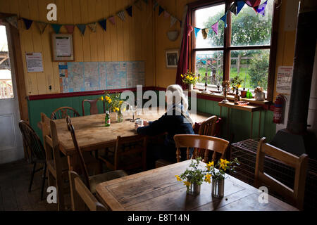 Großbritannien, England, Devon, East Yard, Besucher in Orchard Café und Bunkhouse auf Tarka Trail Stockfoto