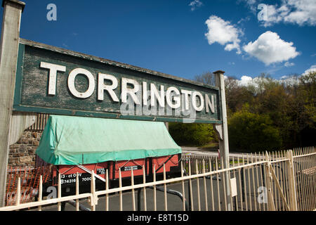 Großbritannien, England, Devon, Great Torrington unterzeichnen am ehemaligen Bahnhof Bahnsteig Stockfoto