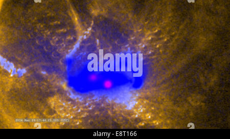 Vergrößern Sie auf die Fackel in Ultraviolett (SDO/AIA), Röntgen (Hinode) und Gamma-Strahlen (RHESSI)--29. März 2014 die Sonne veröffentlicht Stockfoto