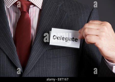 Geschäftsmann Jacke Delegaten Abzeichen zuweisen Stockfoto