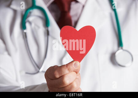 Close Up Of Doctor Holding Pappe Herzen Stockfoto