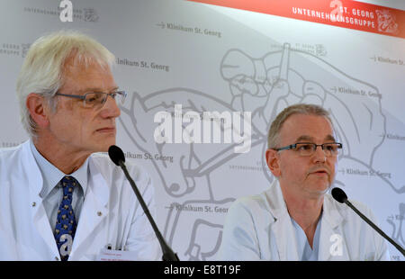 Datei - ein Archiv Bild, datiert 09.10.2014 zeigt Chefarzt der Klinik für Infektiologie des St. Georg Hospital, Bernhard Ruf (L) und stellvertretender Arztes Thomas Gruenewald mit Informationen über die Anreise und weitere Behandlung eines Ebola-Patienten auf einer Pressekonferenz in Leipzig, Deutschland. Der Ebola-Patient in Leipzig ist tot. Die St. Georg Klinik berichtet, er starb in der Nacht am 14. Oktober 2014. Foto: Hendrik Schmidt/dpa Stockfoto