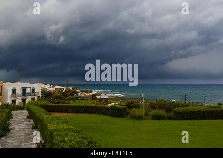 Gewitterwolken am Himmel über Hotel am Meer in Griechenland Stockfoto