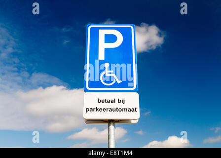 Blauen behinderten Parkplatz Schild für behinderte Fahrer vor einem dramatischen Himmel Stockfoto