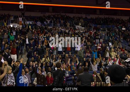 (141014)--ST. LOUIS, 14. Oktober 2014 (Xinhua)--Menschen an einem massiven Meeting in der Chaifetz Arena der St. Louis University in St. Louis, USA, späten 12. Oktober 2014 teilnehmen. Hunderte von Menschen nahmen an einer Demonstration zum protest gegen Polizei-Shootings der afroamerikanischen Bewohner in St. Louis. (Xinhua/Dane Iwata) Stockfoto