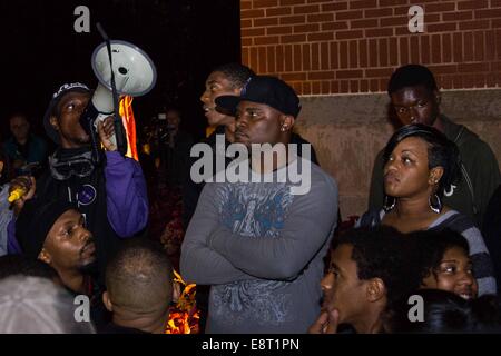 (141014)--ST. LOUIS, 14. Oktober 2014 (Xinhua)--Vonderrick Meyers Eltern warten Menschen auf Campus der St. Louis University in St. Louis, USA, späten 12. Oktober 2014 zu sprechen. Hunderte von Menschen nahmen an einer Demonstration zum protest gegen Polizei-Shootings der afroamerikanischen Bewohner in St. Louis. (Xinhua/Dane Iwata) Stockfoto