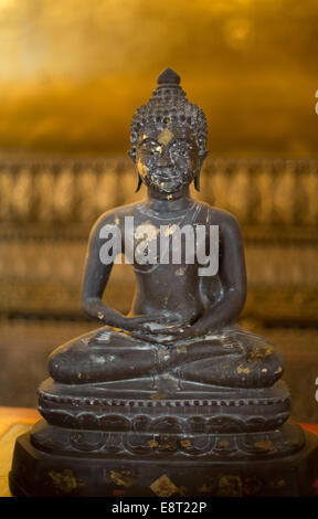 Statue des Buddha aus der Lanna-Zeit auf dem Display im Wat Pho, Bangkok, Thailand. Stockfoto