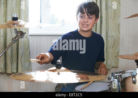 Junge spielt Schlagzeug zu Hause Stockfoto