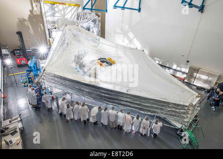 Die Sonnenblende des James Webb Space Telescope der NASA wird zu Testzwecken gestapelt. Die Sonnenblende ist eine wichtige Komponente, die die Instrumente des Teleskops während der Weltraummissionen vor Sonnenwärme schützt. Stockfoto