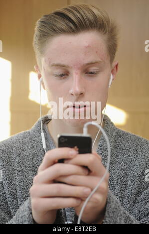 Teenager Boy Verwendung An Apple Iphone 4 Stockfoto