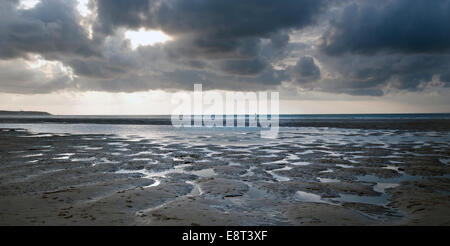 einsame Figur am Strand Wissant, Frankreich, bei Ebbe zu Fuß Stockfoto