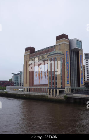 Eine renovierte Getreidemühle - The Baltic Centre for Contemporary Art, Gateshead Quays Arts Viertel, von der Millennium Bridge. Stockfoto