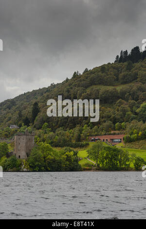 Urquhart Castle, Ruinen eine historischen Ruine am Ufer des Loch Ness mit dem Visitor Center Center hinter. Stockfoto