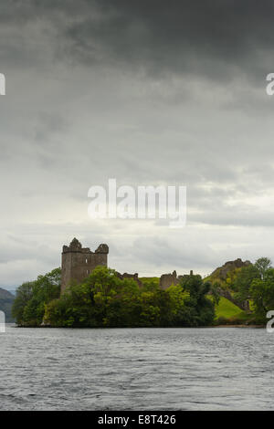 Unter einem düsteren bewölkt bewölkten Himmel Ruine Urquhart Castle am Ufer des Loch Ness in der Nähe von Drumnadrochit, Highland, Schottland. Stockfoto